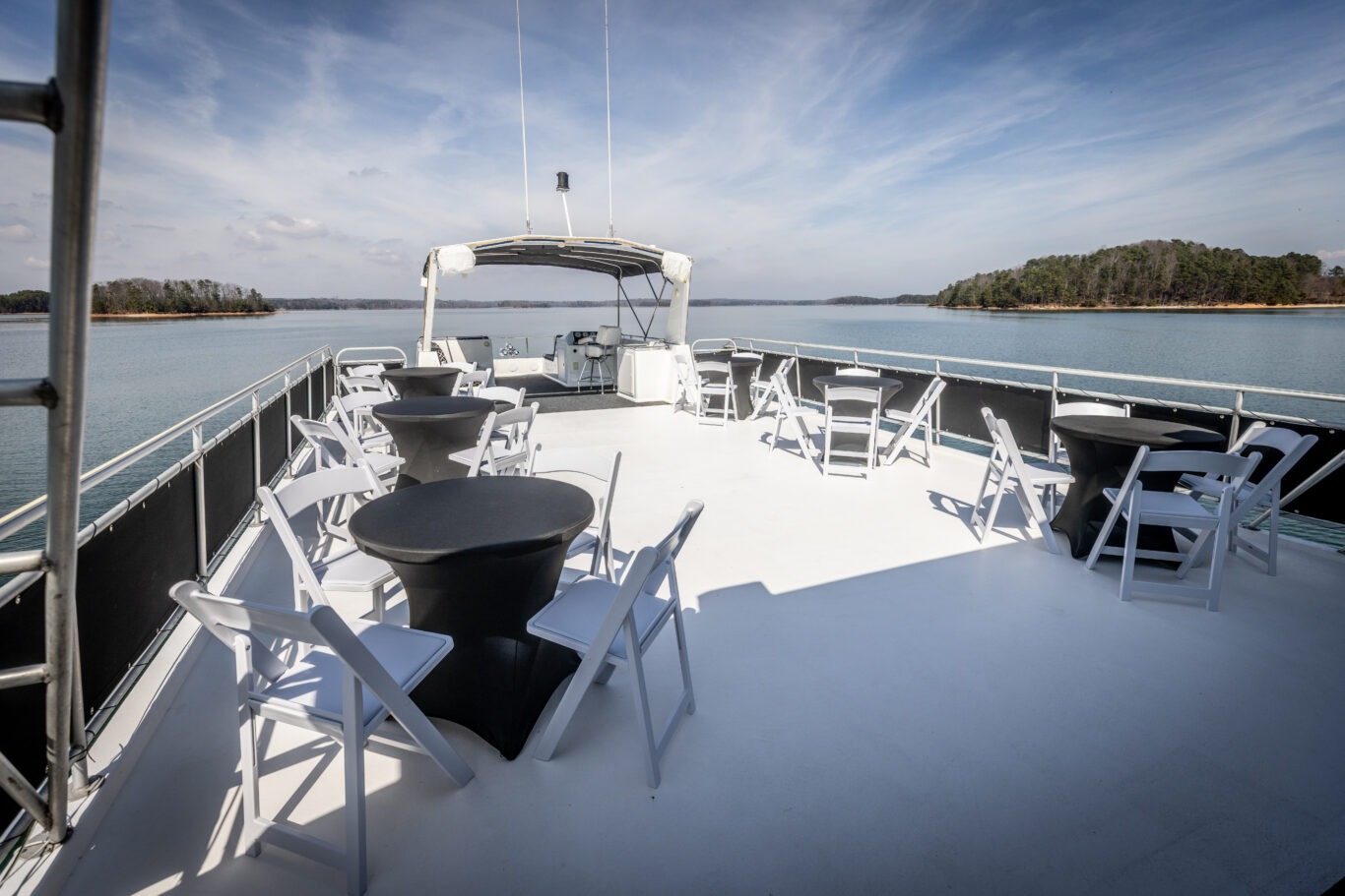 Spacious meeting area for luxury cruise on the fantasy houseboat on Lake Lanier near lanier islands
